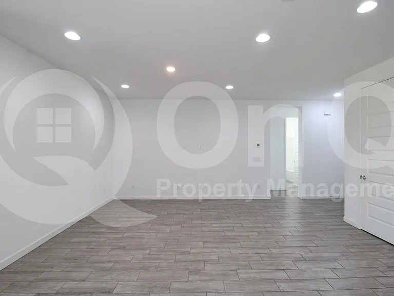 8923 W Solano Dr — Photo 11