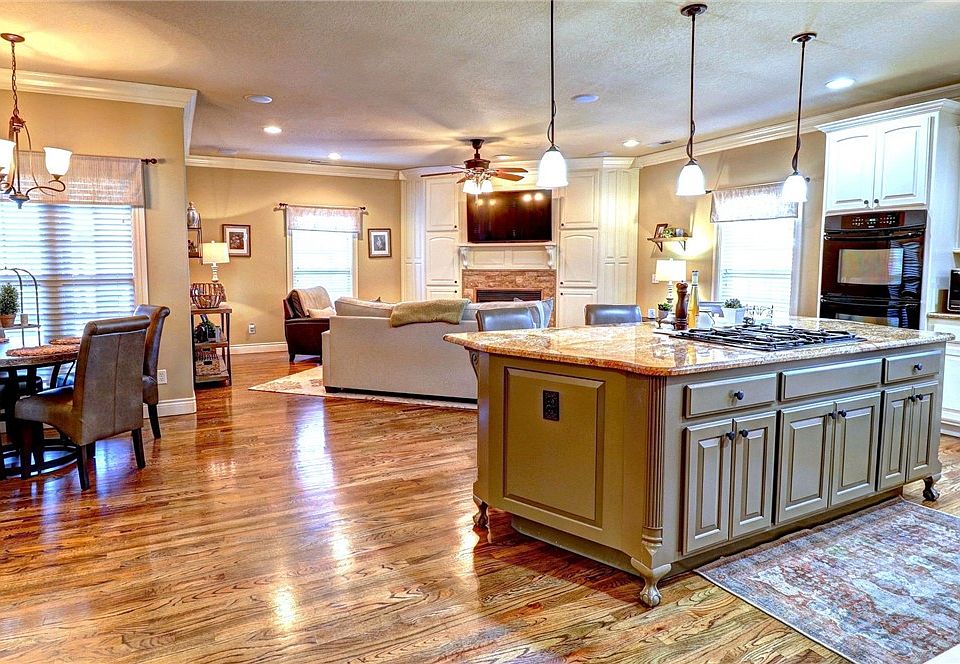 1st image of 4203 W Woodview Dr