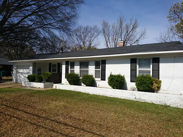 4550 E Mallory Ave — Photo 1