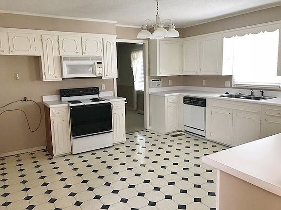 3rd image of 135 Woodside Ln