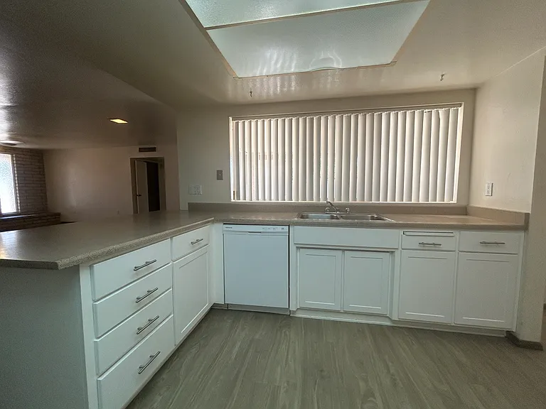2141 E Manhatton Dr — Photo 17