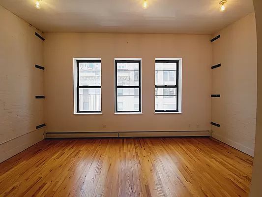 3rd image of 54 Willoughby St #4