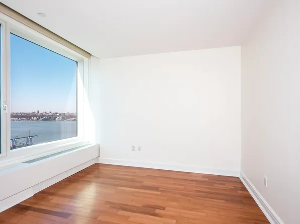 240 Riverside Boulevard image 10 of 16