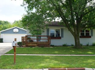 929 Heartland Hills Dr, Waterloo, IA 50701