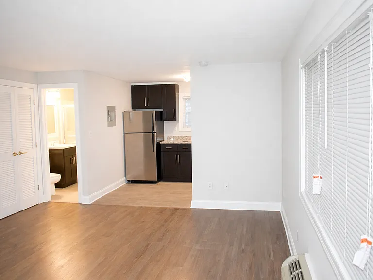 146 W Cedar St — Photo 2