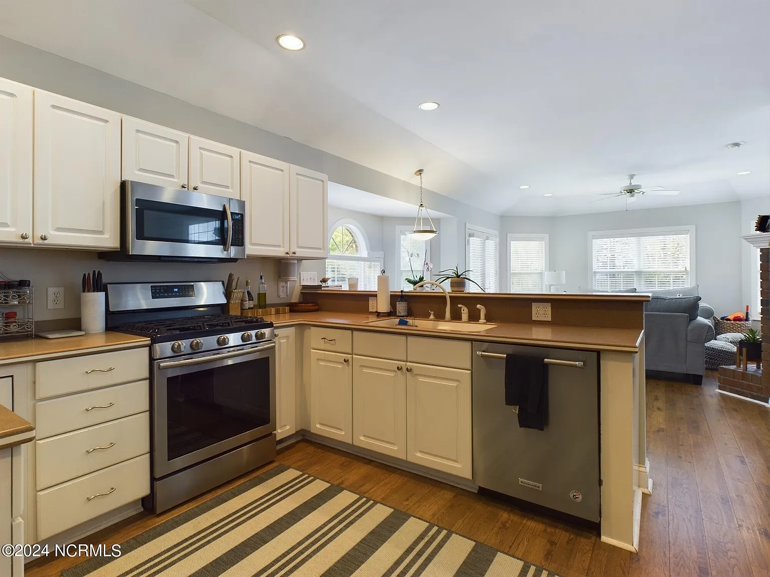 3 bed, 2.5 bath, $3,600 — Photo 3