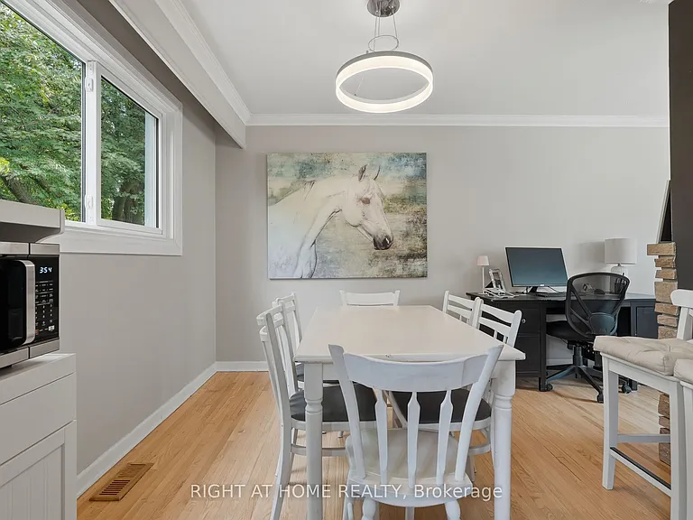 2346 Edwin Cres — Photo 14