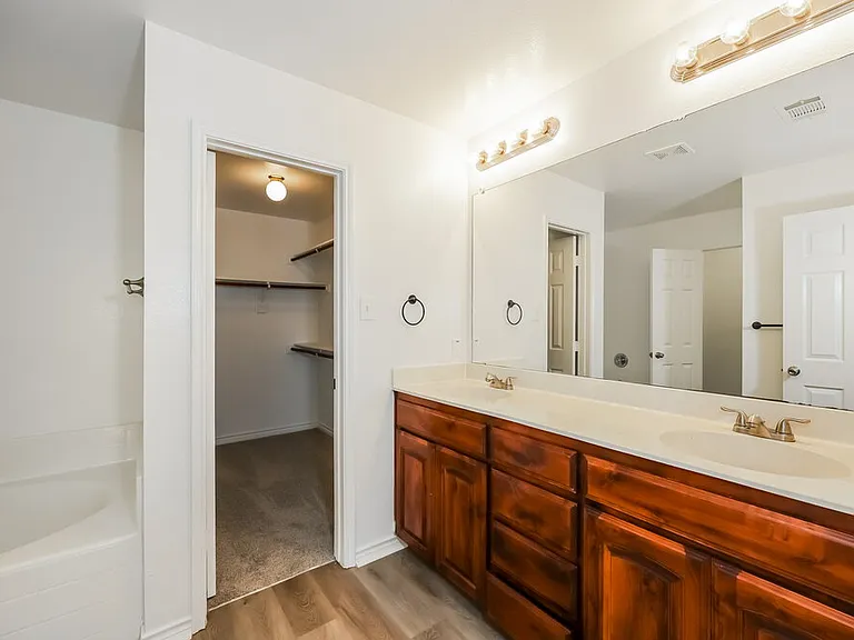 1204 Boxwood Dr — Photo 12