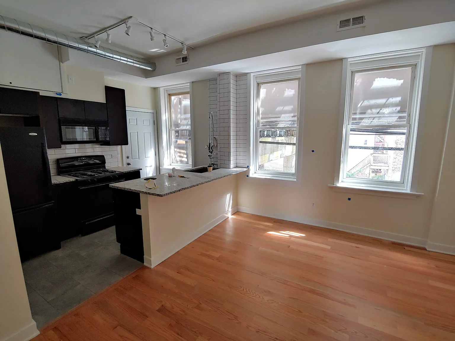 2 bed, 1000 sqft, $1,500 — Photo 2
