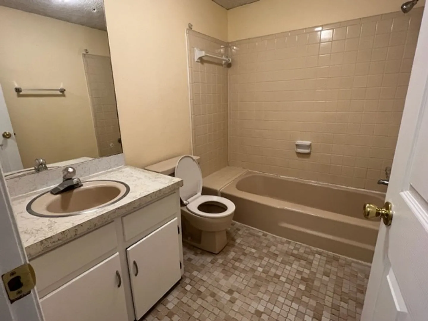 1 bed 1 bath off W. Broad St — Photo 3