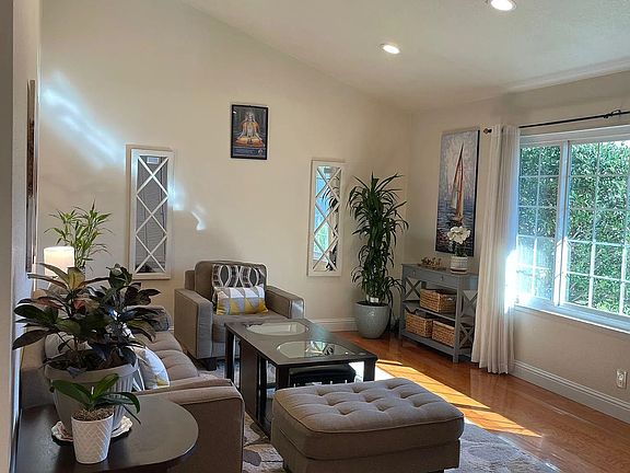 3rd image of 807 Rivera St