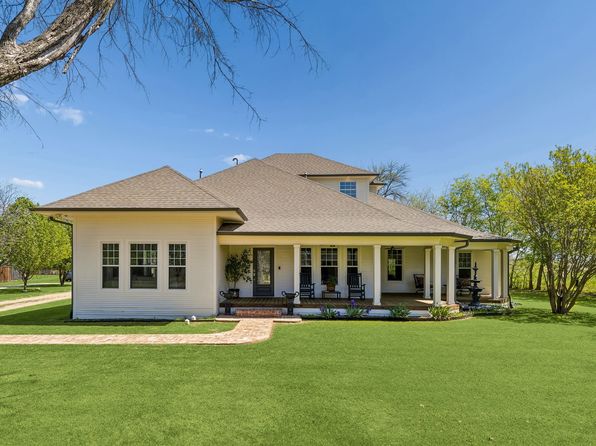 110 S Walnut St, Roanoke, TX 76262