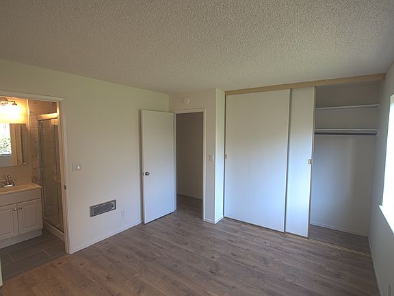 Master Bedrrom w/ En Suite Bathroom