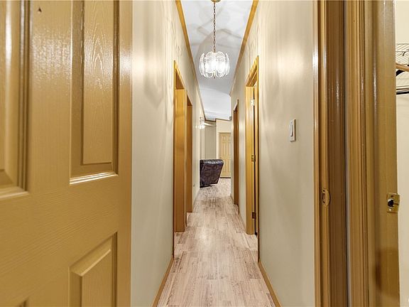 4th image of 17 Hickory Dr