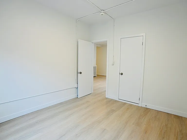 922 Queen St E #2 — Photo 6