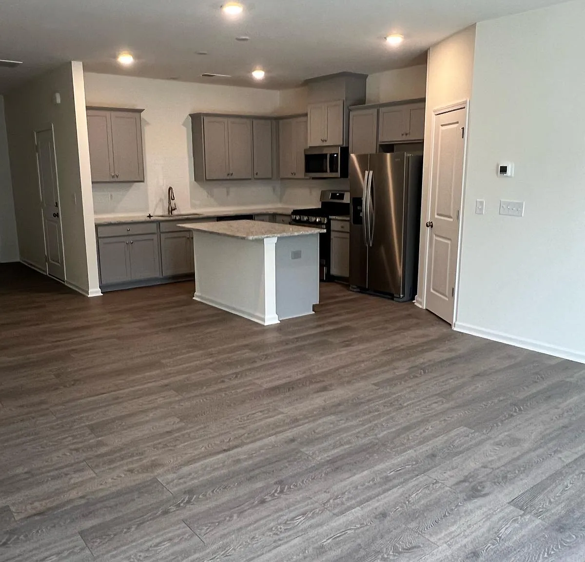 3 bed, 2.5 bath, 1601 sqft, $2,050 — Photo 3