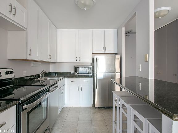 4th image of 2020 N Lincoln Park W APT 9D