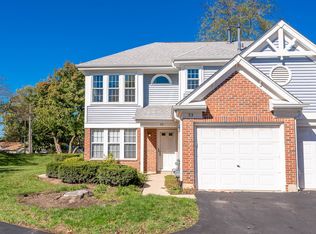 53 Winding Run Ln #53, Streamwood, IL 60107