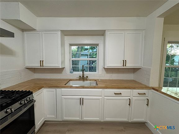 4th image of 621 E Gonzales St
