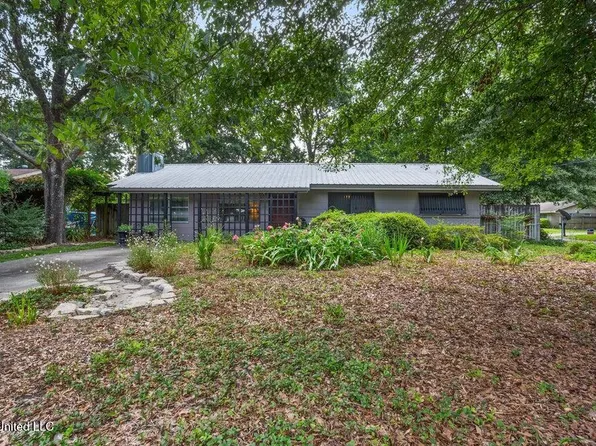 50 Choctaw Cir, Ocean Springs, MS 39564