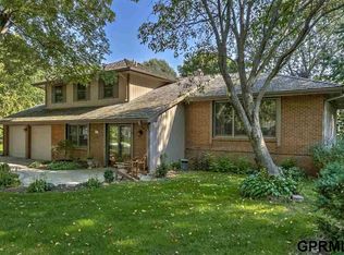 5611 Oak Hills Cir, Omaha, NE 68137