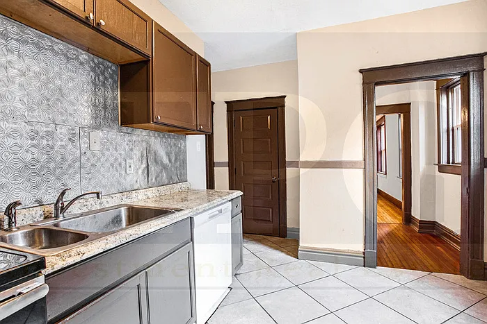 3 bed, 1.0 bath, 1200 sqft, $1,195 — Photo 2