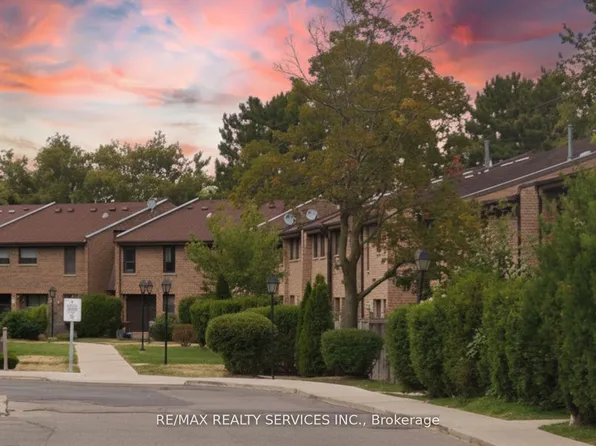 2605 Woodchester Dr #50, Mississauga, ON L5K 2E3