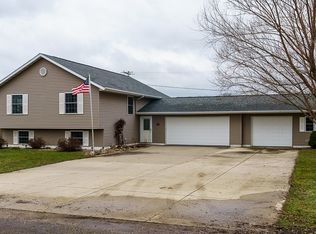 7 Thompson Dr, Palo, IA 52324