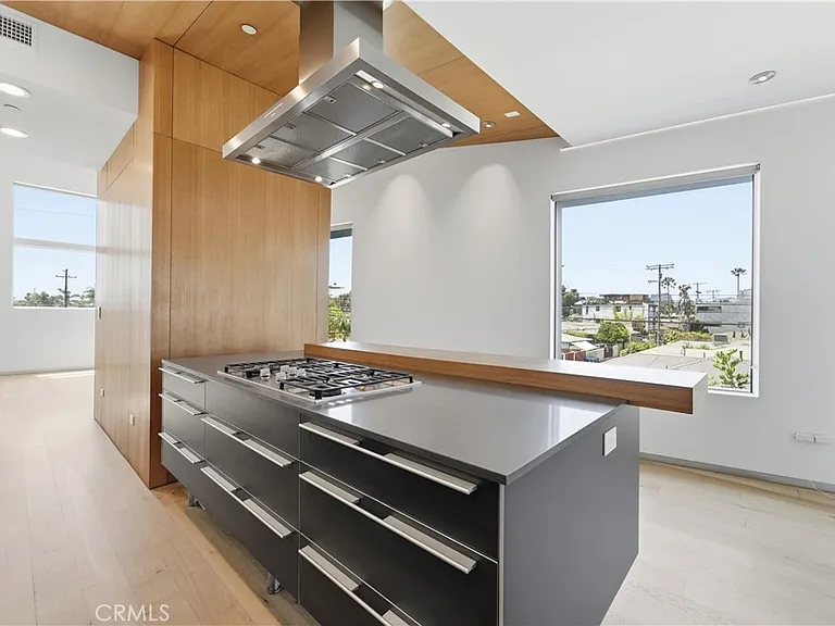 404 Grand Blvd — Photo 14