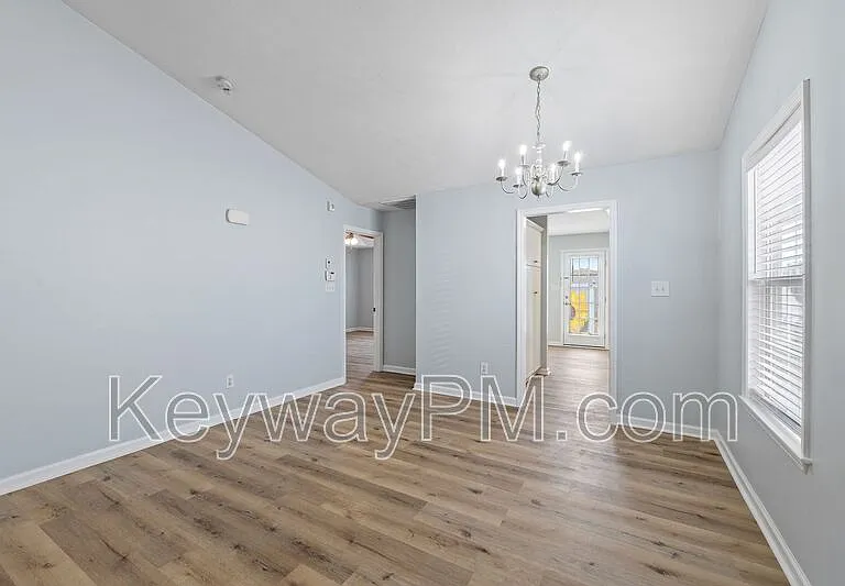 1512 Abby Way — Photo 3