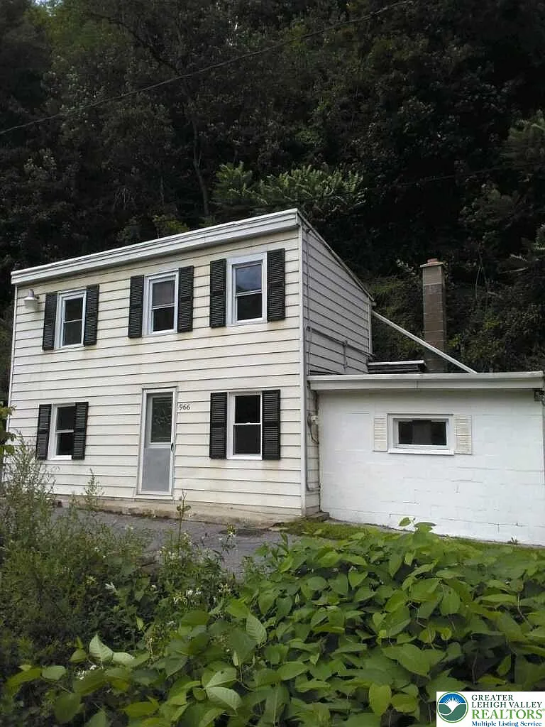 3 bed, 1.0 bath, 1300 sqft, $1,300 — Photo 1