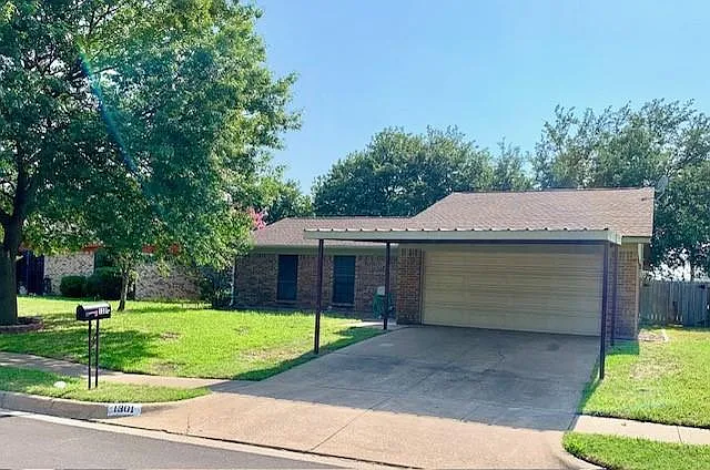 1301 N Knowles Dr — Photo 1