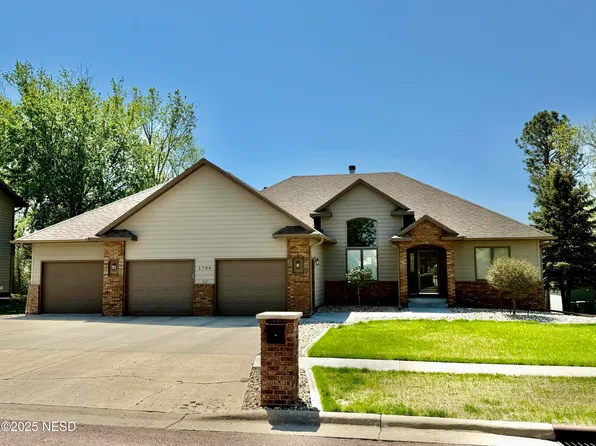 1704 10th Ave NE, Watertown, SD 57201