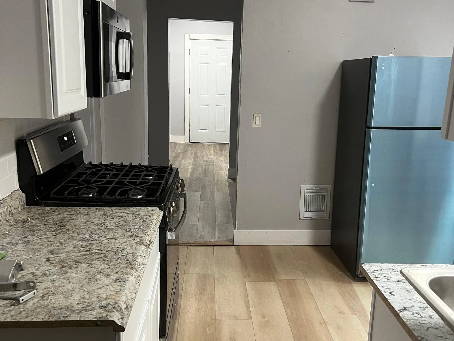 3 bed, 1200 sqft, $2,200 — Photo 2