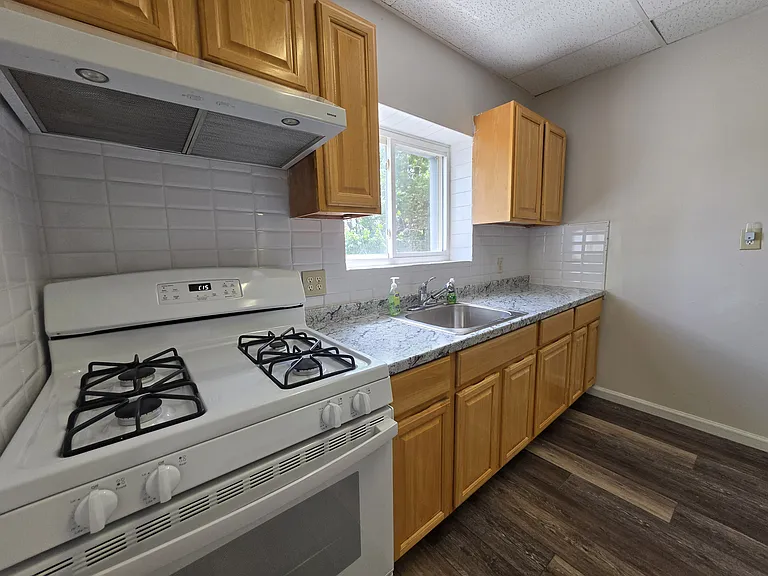 1366 E 58th St #3 — Photo 8
