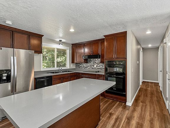 4th image of 716 N 182nd St
