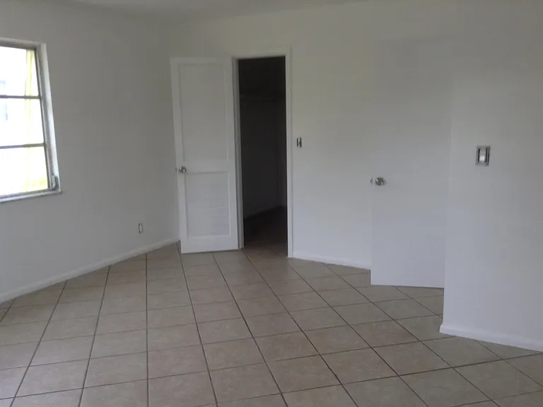 1818 NE Dixie Hwy — Photo 16