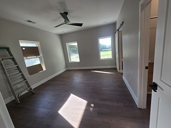 3rd image of 1051 N Highway 48