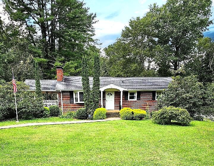 1st image of 400 Long Crescent Dr