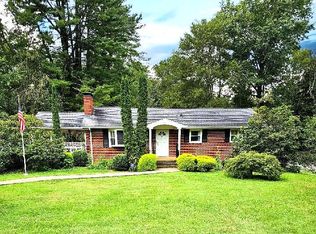 400 Long Crescent Dr, Bristol, VA 24201
