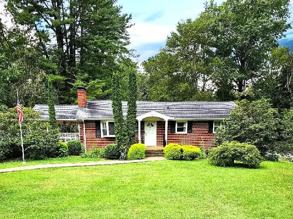 400 Long Crescent Dr, Bristol, VA 24201