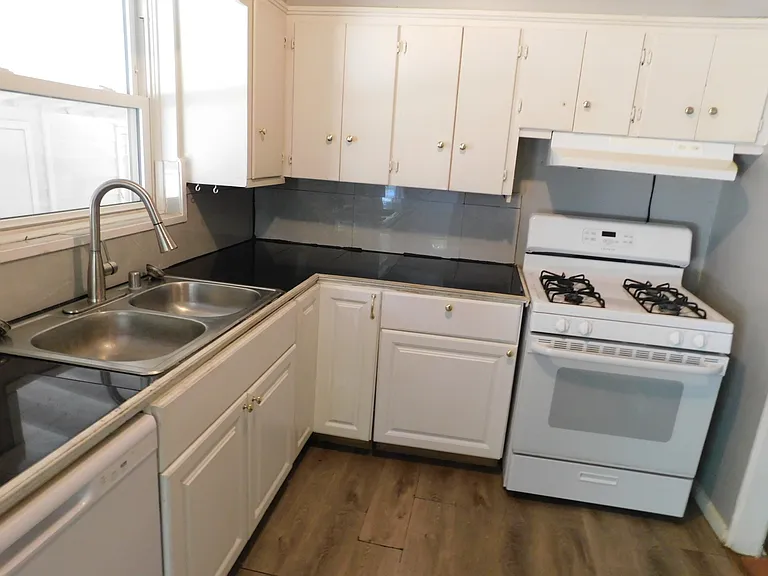 17 Irving Dr — Photo 8