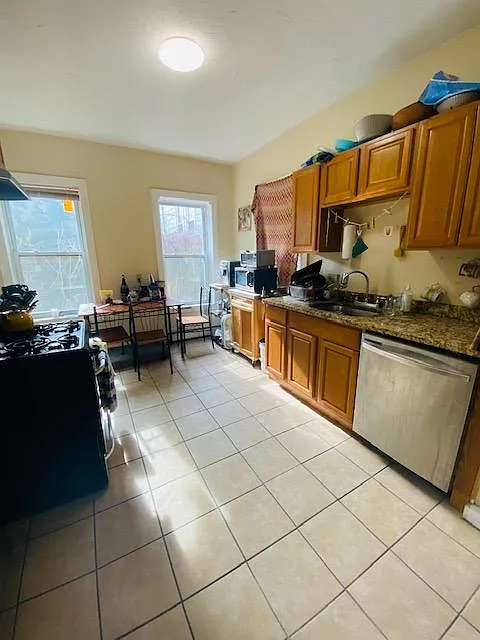 4 bed, 9999 sqft, $3,000 — Photo 2