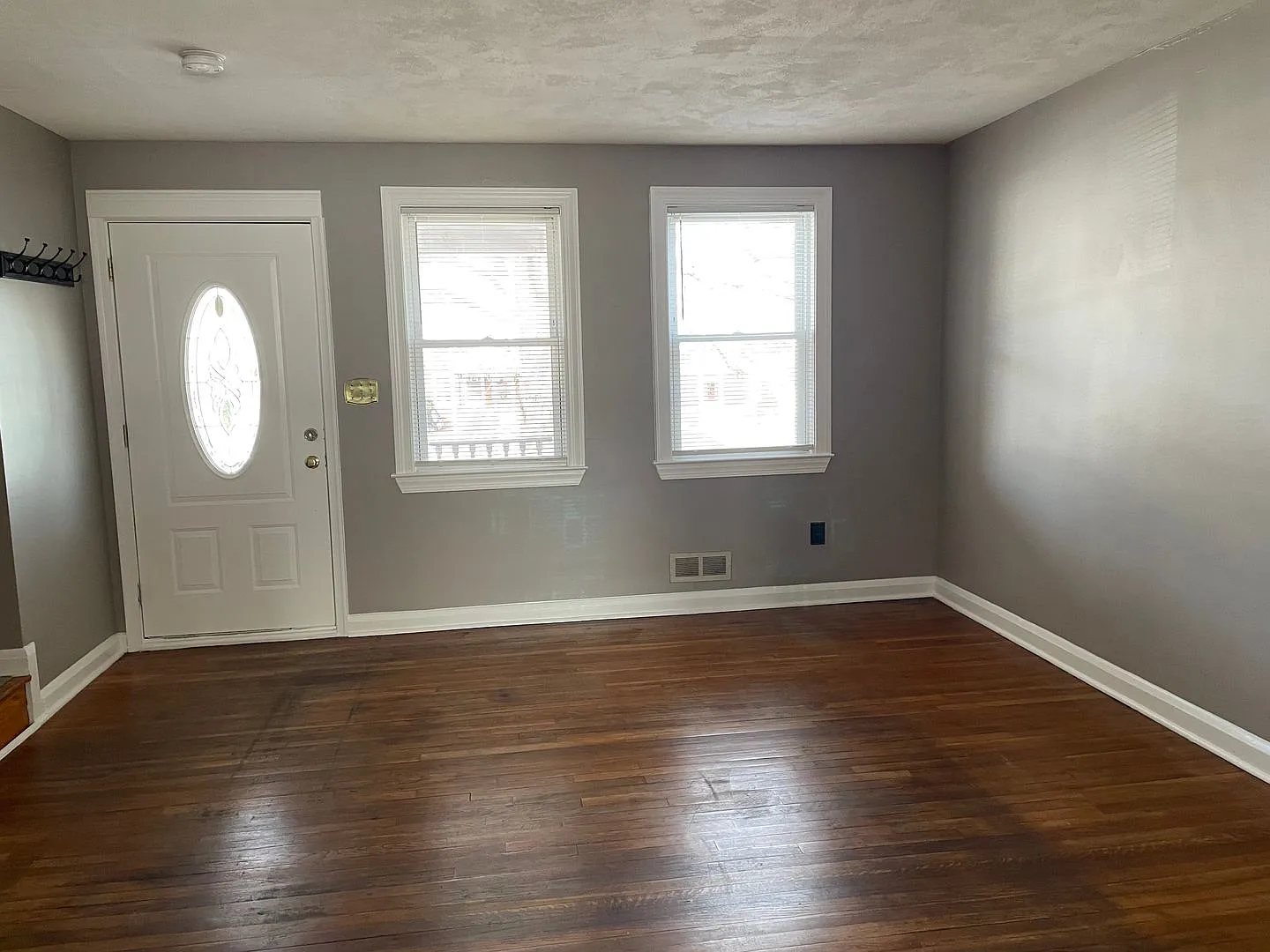 3-Bedroom, 2-Bathroom Eastwood Rental — Photo 3