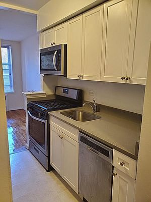 4th image of 3135 Crescent St APT 3V