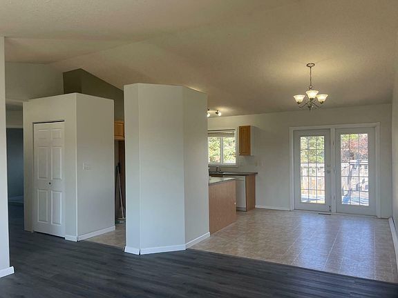 3rd image of 107 Aerial Cres