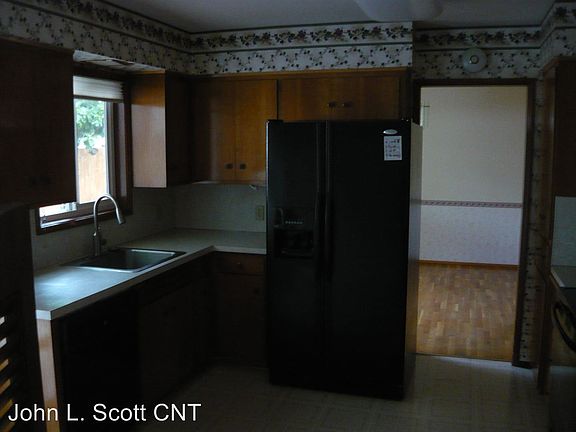2nd image of 310 Lakeshore Dr
