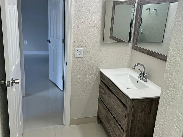 11431 NW 40th Pl — Photo 8