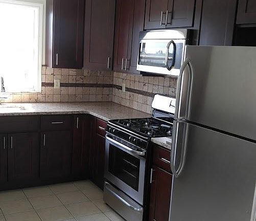 3rd image of 216 12th Ave Floor 1