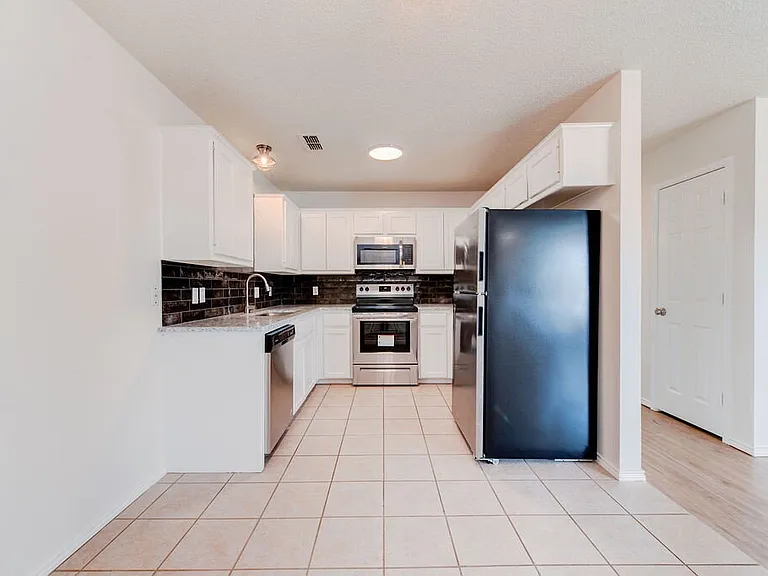 221 Grover Ave — Photo 8